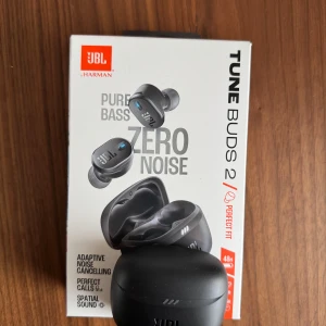 JBL Tune Buds 2 TWS NC - JBL Tune Buds 2 True Wireless-hörlurar med aktiv brusreducering, Pure Bass, upp till 48 timmars batteritid och perfekt passform. Levereras med originalförpackning och kvitto. Helt nya och endast testade! Passade tyvärr inte mina öron så därför säljer jag vidare. Köpta förra veckan för 790kr. 