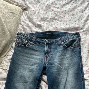 True Religion jeans - True religion jeans från Nelly, storlek 30, bootcut och röda sömmar🩷