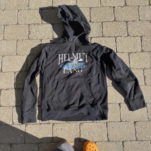 Svart Helmut Lang hoodie med tryck - Helmut Lang x saintwoods hoodie skick:7/10 lite urtvättad 