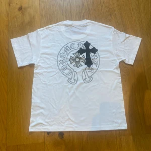 Chrome Hearts T-shirt vit tröja  - Helt ny.  Säljer då den var för liten.  Storlek M, 65cm lång och 50 cm bred  Skriv privat vid fler frågor. 