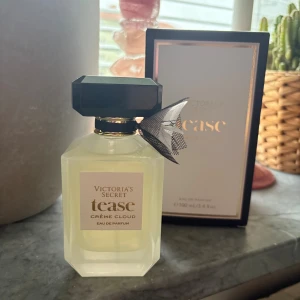 Victoria's Secret Tease Crème Cloud - Trendig parfym från Victoria's Secret med snygg design och en volym på 100 ml. Perfekt för dig som vill sticka ut och addera en lyxig touch till din stil. Ny