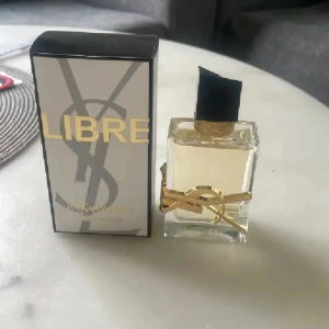 YSL Libre Eau de Parfum 50ml - YSL Libre Eau de Parfum i snygg design, 50 ml. Perfekt för dig som vill ha en ikonisk och trendig parfym från ett av världens mest kända modehus. Köpt i juni 2025 för 1400kr. Se bild hur mycket finns kvar❤️