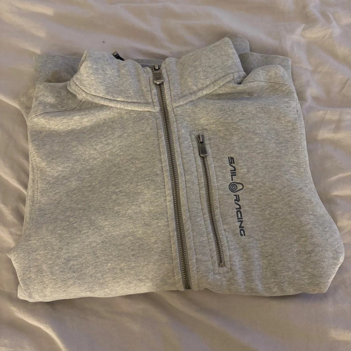 Grå hoodie från Sail Racing - 2