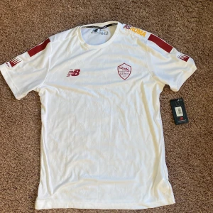 Helt ny fotbollströja från Roma - Säljer en helt ny och oanvänd fotbollströja från laget As Roma då storleken är för stor. Mitt pris är 399kr!