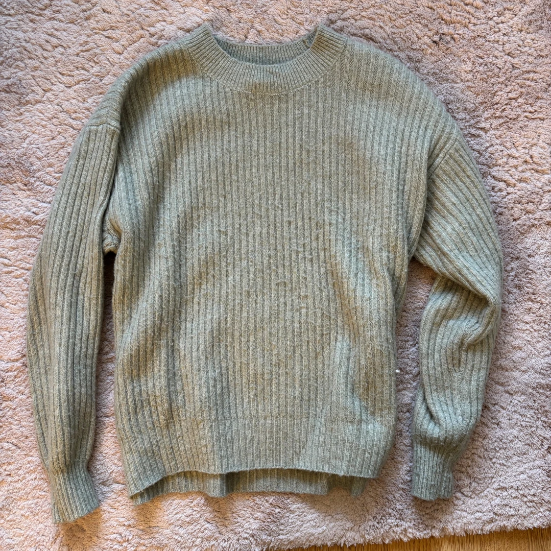 Ribbstickad grå ulltröja