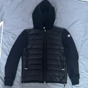Moncler cardigan  - Svart moncler cardigan gammal model. Knappt använd, 10/10 kondition. Äkta har kvitto. Storlek är L men passar bra som M
