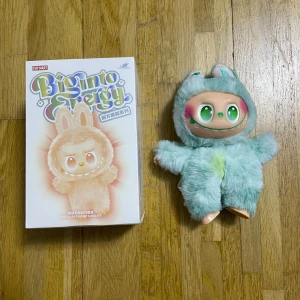 Pop Mart Big Into Energy Serenity Plush - Söt samlarfigur från Pop Mart Big Into Energy-serien, modellen Serenity. Mjuk plyschdräkt i mintgrönt med originalkartong. Perfekt skick, inga synliga defekter eller slitage. Passar samlare och som dekoration. Levereras med originalförpackning.