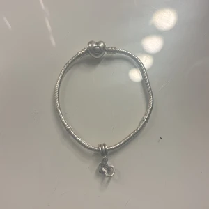 säljer mitt pandora armband!! - säljer detta armband då jag inte använder den längre. Fick den som födelsedagspresent och den har använts ett par gånger. PRIS GÅR ATT DISKUTERAS