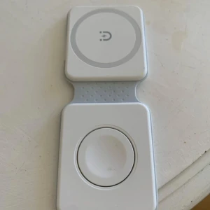 Apple MagSafe Duo Charger - Smidig och vikbar MagSafe Duo-laddare från Apple. Laddar både iPhone och Apple Watch samtidigt. Vit färg, lätt att ta med på resan. Mindre tecken på användning men i gott skick. Perfekt för dig som vill ladda flera enheter samtidigt.