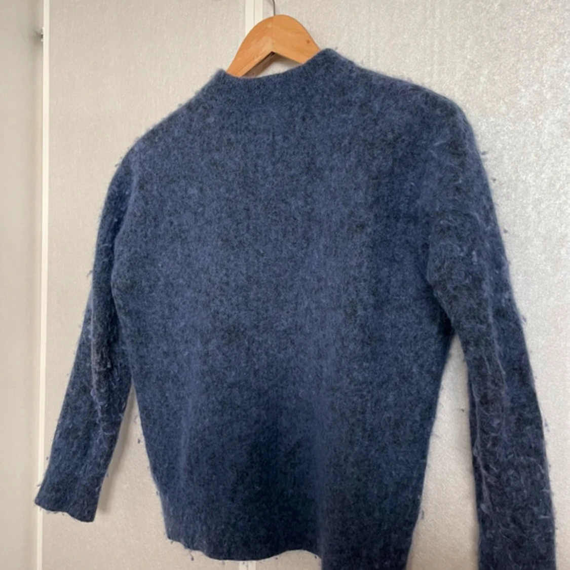 Blå fluffig stickad ull/mohair-tröja från NA-KD  - 3