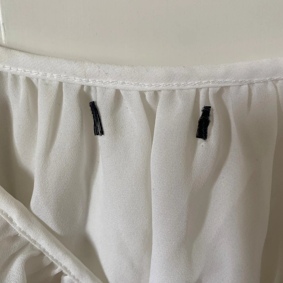 Vit offshoulder blus med tunna axelband - 4