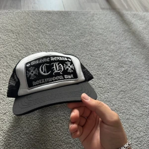 Chrome Hearts truckerkeps  - Chrome hearts keps till salu, nyskick o aldrig använd. Väldigt bra kvalitet 