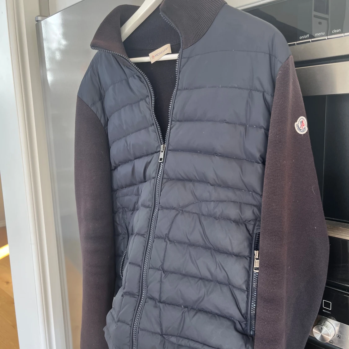 Svart Moncler pufferjacka med stickade ärmar - 1