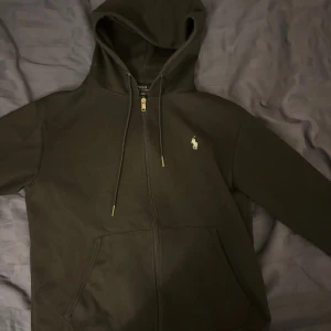 Ralph lauren zip up - Hej jag säljer min polo zip up som har blivit för liten. Väldigt bra skick och snygg. Hör av dig vid funderingar