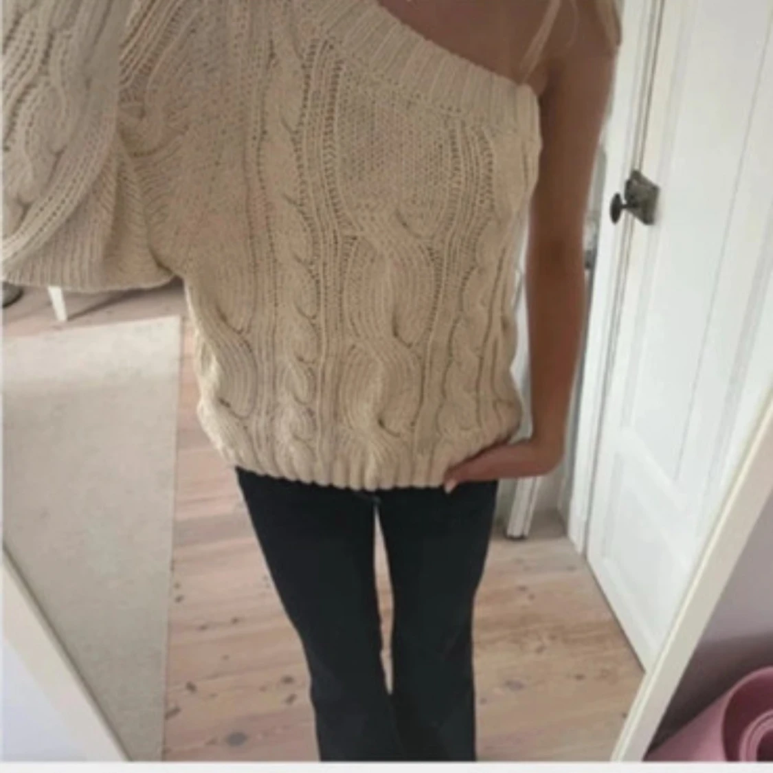 Beige offshoulder stickad tröja - 1