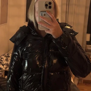 Calvin Klein jacka! - Säljer min super snygga Calvin Klein jacka då den blivit för liten, inga defekter alls förutom att knappen på ena fickan lossnat (se sista bilden) men det är inget man ser eller tänker på! Skriv innan ni trycker på köp. PRIS KAN DISKUTERAS!!!❤️