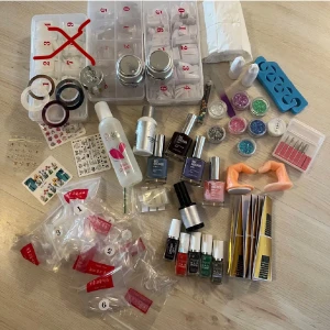 Massa nagel saker  - Säljer massa med nagel saker t.ex tippar, nagellack, glitter, mallar och mycket mer. (Gelerna är inte mycket kvar i men räcker till övningsnaglar) Skriv för om du har frågor, saker kan köpas separat. Ny pris ca 1700kr, priset är utifrån vad produkterna kostar som ny och beroende på hur mycket de är kvar i produkterna . (Den gulaktiga tipparna på sålda)
