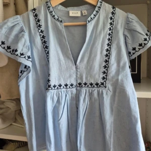 Ljusblå kort klänning från Vila - Supersöt ljusblå blus från Vila 🤍🤍🪩🪩