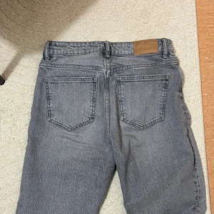 Jeans gråa med slits från Zara - Supersnygga gråa jeans från Zara. Ger baken en otrolig passform😍 Sitter tight om låren å sen blir de mer avslappnade nertill med en slit. 