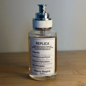 Margiela Replca By the Fireplace - En mysig parfym från Margiela Replca. Passar till kallare väder. Perfekt nu till vintern!🎄Parfymen är unisex men är mer manlig. Har inte kvar lådan, därför har jag sänkt priset. Tveka inte vid frågor!😁