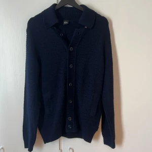 Hugo boss cardigan - Säljer denna väldigt fina stickade cardigan från Hugo boss i mycket bra skick skönt material och finns inte tecken på användning, storlek S men passar även M 