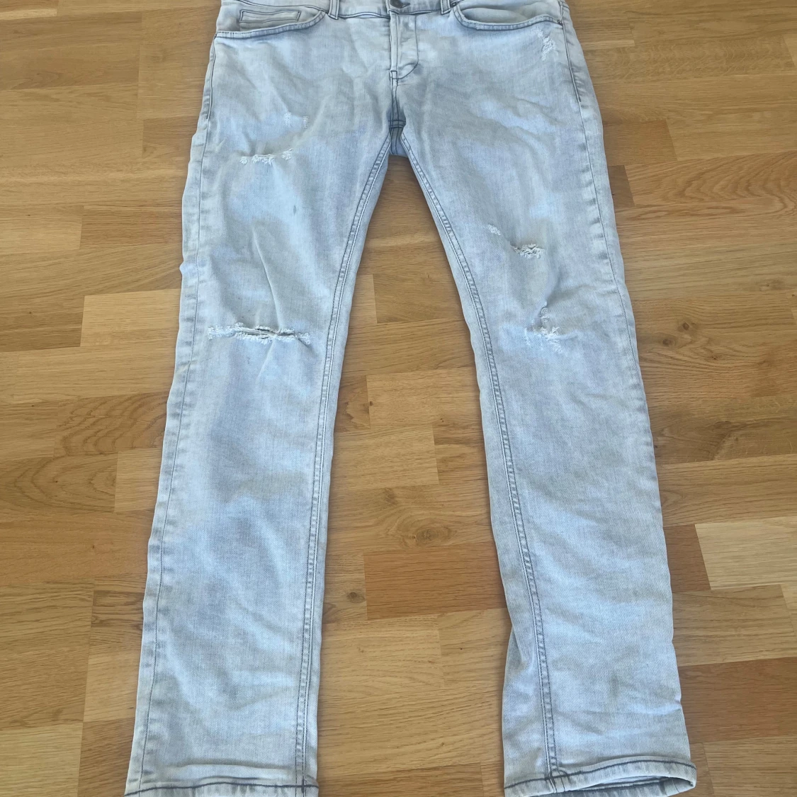 Ljusgrå jeans från Dondup med slitningar