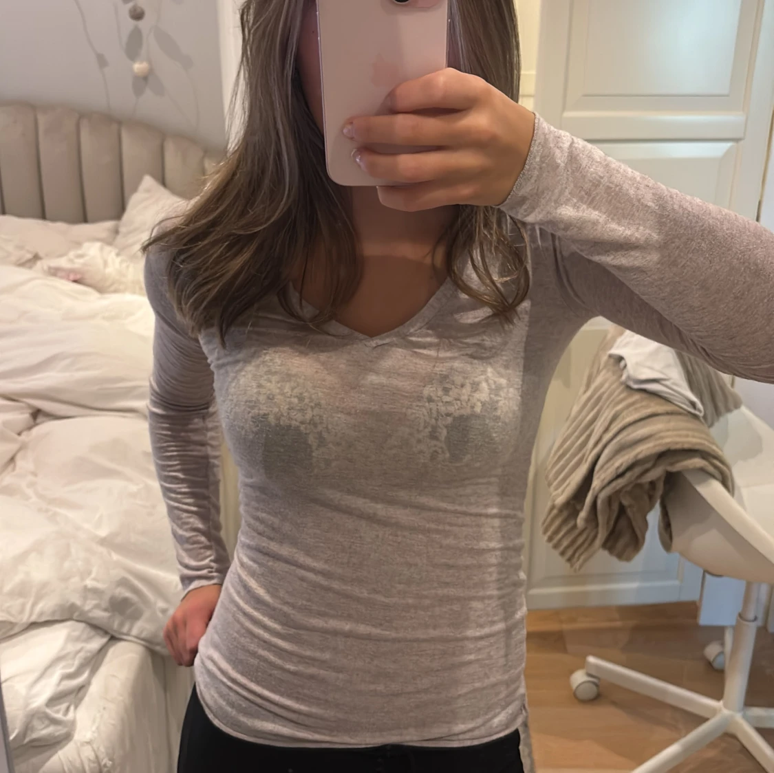 Ljusgrå långärmad topp med v-ringning - 1