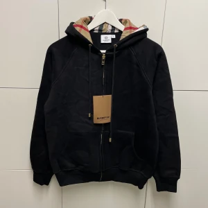 Burberry Hoodie  - Hejsan, säljer en helt ny Hoodie aldrig tidigare använd. Storlek L sitter som XS. Postar alltid inom 24h efter köpet. Skriv gärna om du har fler frågor.