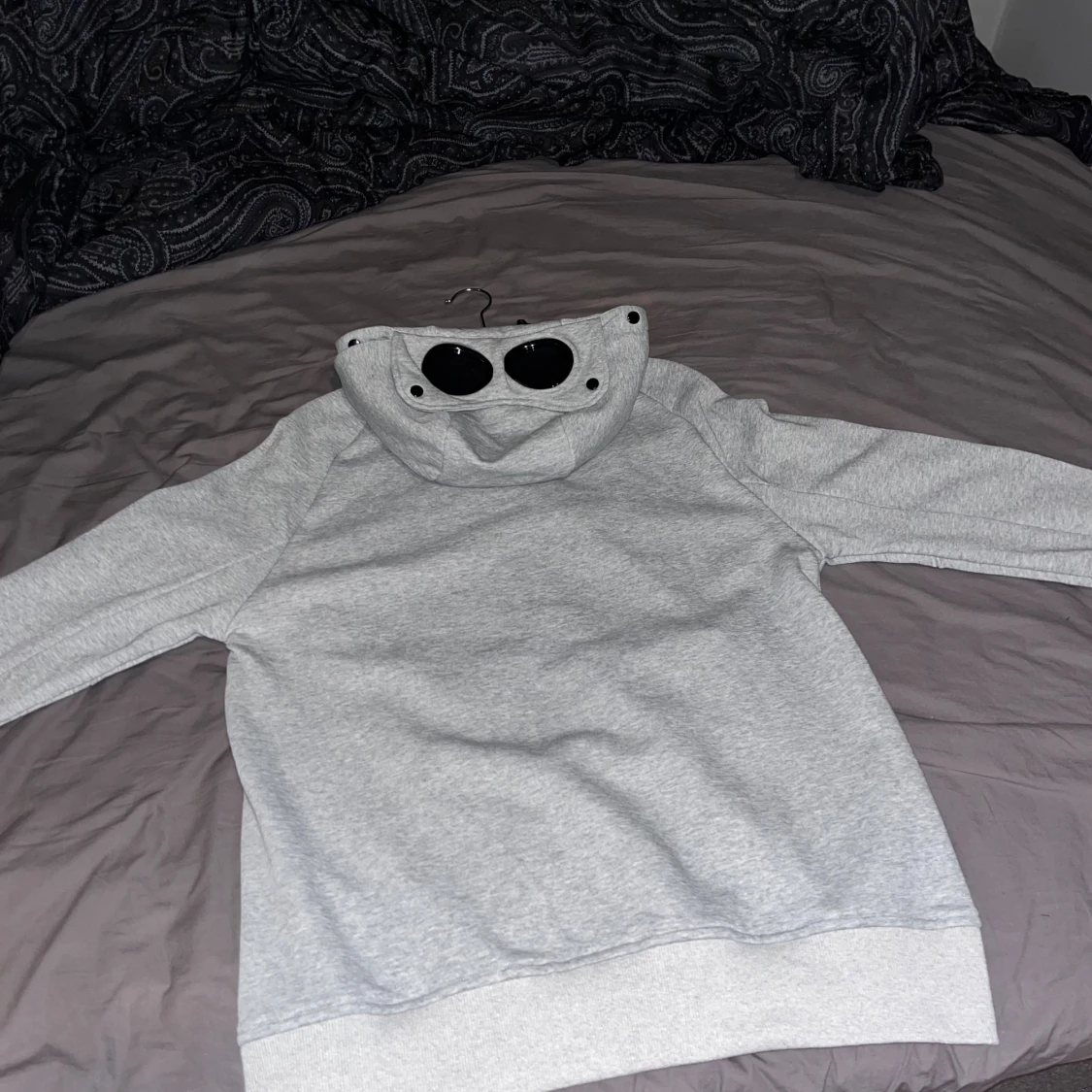 Grå hoodiejacka C.P. Company goggles - 4