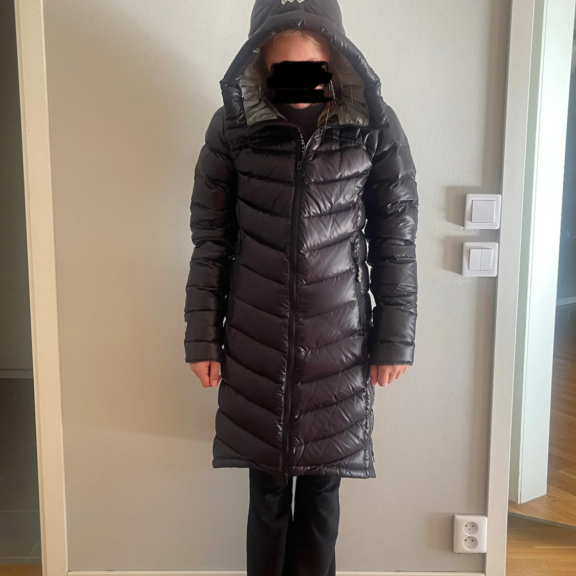 Svart lång dunjacka Mountain Works