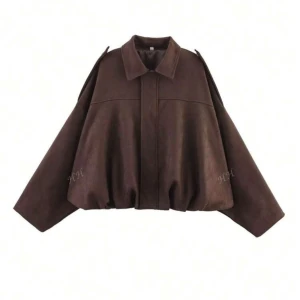 Oversized brun mockajacka - Säljer en oversized mockajacka i mörkbrunt med breda ärmar och klassisk krage. Jackan har en loose passform och stängs med dragkedja framtill. Perfekt för dig som gillar en chill och trendig look.