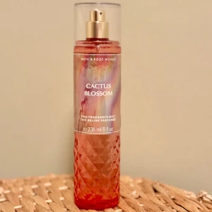 Bath & Body Works Cactus Blossom Fine Fragrance Mist 236 ml - Bath & Body Works Cactus Blossom Fine Fragrance Mist, 236 ml. Inspirerad av Viva la Juicy från Juicy Couture. Givetvis förvarad mörkt och svalt. 