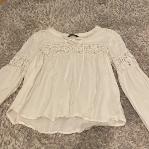 Vit blus - Snygg vit blus från soul river❤️ st M säljer pga lite för stor och inte min stil💗. KATT FINNS I HUSET. Skulle säga mer S än M