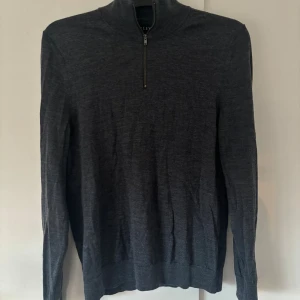 Riley tröja - Grå eftertraktad finstickad Riley half zip i nytt skick och storlek M. En helt otrolig merinoulls tröja perfekt nu till vintern! Inga hål eller fläckar. Tveka inte vid minsta fråga eller fundering🤩
