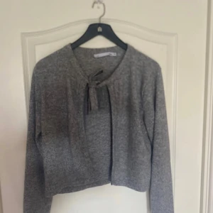 Kofta med knytning - Grå kofta från lager 157 med knytning vid kragen. 