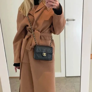 Mango kappa kamel  - Så fin kappa från mango knappt använd. Str L för en liten mer oversize look. Köpt för 1699kr