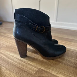 Svarta Vagabond stövletter i skinn - Dessa är så snygga, fyndade på en second hand men de är lite trånga för mig så säljer dom vidare. Så snygga att bara rocka med en kjol eller ha kostymbyxor över dom! Från vagabond, hittar ingen storlek men skulle säga 37-38.💅