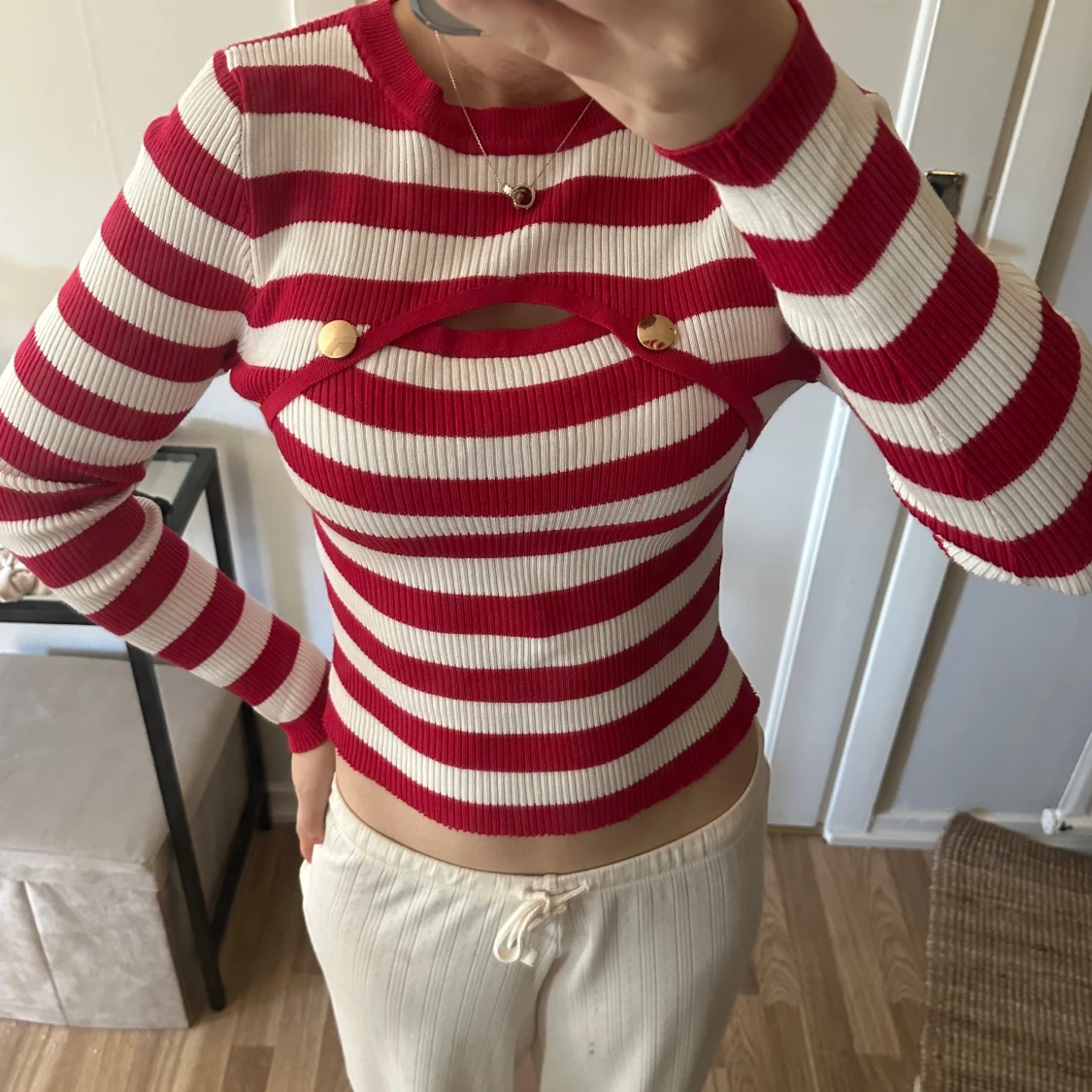 Röd och vitrandig tröja.