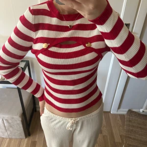 Röd och vitrandig tröja. - Köpte denna som en klänning från början men jag klippte den till en tröja vilket vart mycket snyggare! Jag har klippt helt rakt😆