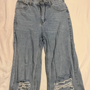 Ljusa högmidjade jeans - Ljusa slitna jeans från SHEIN i modell S (EU 36). Har hög midja, raka ben och slitna hål vid knäna för en trendig, avslappnad look. Passar till både stickade tröjor och toppar. Säljer de pga att jag inte kan ha högmidjade för mag piercing. Skriv gärna ifall ni har några frågor eller funderingar, eller såklart ifall ni vill diskutera pris!☺️💕