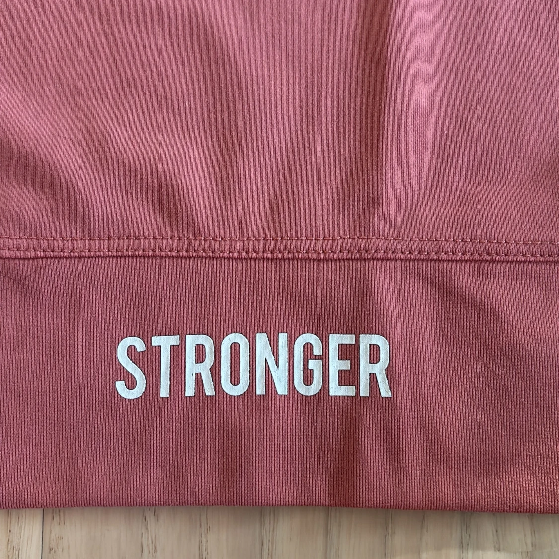 Rosa croppad topp från Stronger - 2