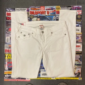 True Religion damjeans – strl W30 - 👖 True Religion damjeans – strl W30 (vit denim) Superfina vita designerjeans med ikoniska True Religion-detaljer 🤍 Sitter snyggt och har riktigt bra kvalitet – Made in USA 🇺🇸 Perfekta för Y2K eller streetwear-stil ✨  📏 Midja ca 35 cm, normal längd 💰 Pris: 799 kr (öppen för bud) 📦 Skickas snabbt från Sverige 🇸🇪