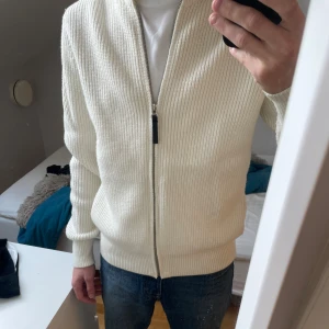 Vit ribbad kofta - Säljer en stilren vit ribbad kofta från mango! 