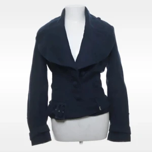 Y2k vinter jacka från Miss Sixty  - Sällsynt och varm jacka från Miss Sixty. Storlek xs, passar dock även mig som vanligtvis har stl 38. För fler bilder skriv gärna 💕