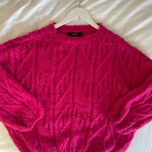 rosa veromoda oversized stickade tröja  - så mysig och snygg rosa stickade tröja från vero moda som är oversized så skulle passa även s-m. använt fåtal gånger så i jättebra skick