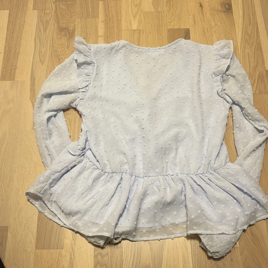 Ljusblå volangblus från Gina Tricot - 2