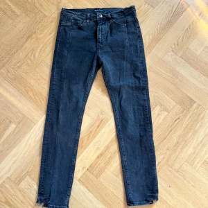 Levi's svarta slim jeans 510 - Snygga svarta slim jeans från Levi's med klassisk femficksdesign och råa, slitna benslut. Jeansen har en smal passform och är tillverkade i stretchig denim för extra komfort. Perfekta till sneakers eller boots. Hör av er vid frågor