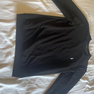 Svart tröja från Polo Ralph Lauren - Svart långärmad tröja från Polo Ralph  somfunkar till allt. Köpt i Turkiet bra kvalitet funkar på M funkar till tjejer med