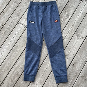 Träningsbyxor Ellesse - Blå träningsbyxor. Perfekta för träning eller chill.