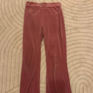 Mjukis byxor  - Rosa mjukis byxor från Gina Tricot, snöre saknas 